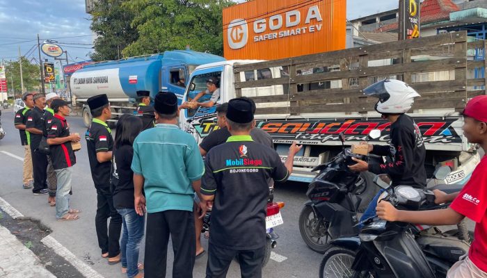Wujud Kepedulian Sesama, PDS Bojonegoro Bagikan Takjil di Tiga Titik Strategis Sumberrejo