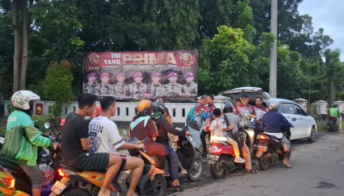 Usai Latihan Menembak, GANAS Bagikan 500 Takjil kepada Pengendara di Depan Markas Kodikmar Surabaya