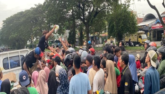 Aksi Berbagi Dibulan Ramadhan, MAKI Jatim Bagi 1.000 Paket Takjil di Pertigaan Albatros Juanda