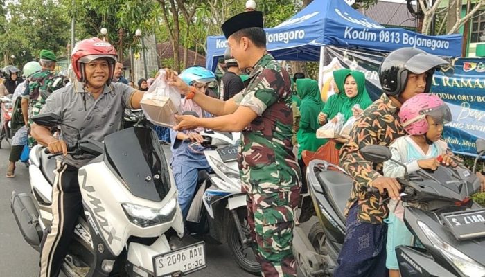 Semarakkan Ramadan, Persit Kodim 0813 Bojonegoro Bagikan Ratusan Takjil Gratis