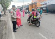 Sapa Warga Saat Ngabuburit, Kapolsek Sumberrejo dan Bhayangkari Bagikan 300 Paket Takjil