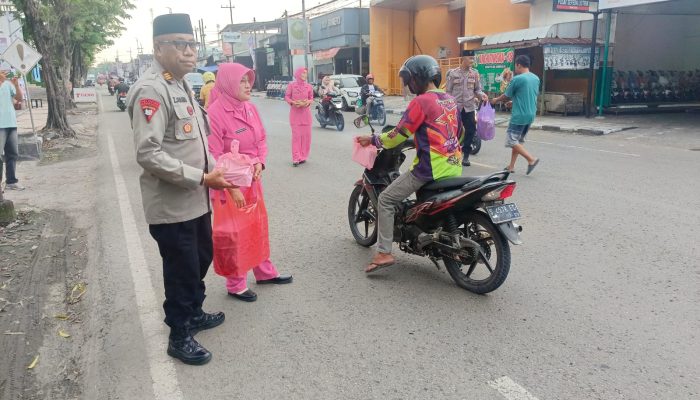Sapa Warga Saat Ngabuburit, Kapolsek Sumberrejo dan Bhayangkari Bagikan 300 Paket Takjil