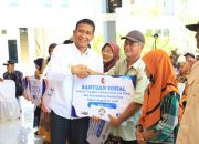 Peduli Kasih, Bupati Bojonegoro Bagikan Bansos di Kecamatan Kasiman
