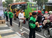 Bentuk Kepedulian Pejuang Aspal, Ojol Bojonegoro Bagikan Ratusan Takjil untuk Pengguna Jalan