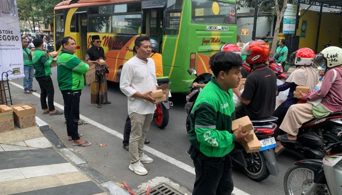Bentuk Kepedulian Pejuang Aspal, Ojol Bojonegoro Bagikan Ratusan Takjil untuk Pengguna Jalan