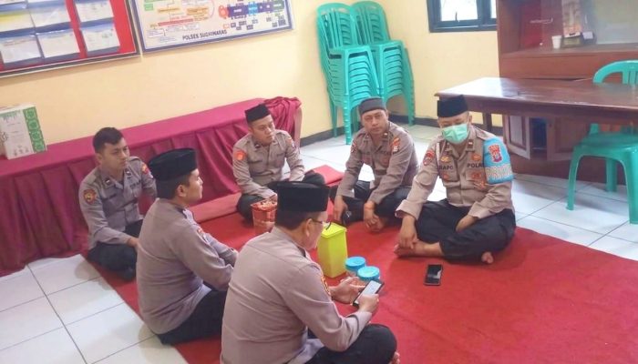 Asah Sisi Humanis, Anggota Polsek Sugihwaras Ikuti Binrohtal Virtual Bersama Polres Bojonegoro