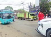 Satlantas Polres Bojonegoro Tangani Tabrakan Tronton vs Brio di Jalur Nasional Bojonegoro-Babat
