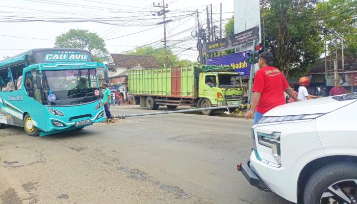 Satlantas Polres Bojonegoro Tangani Tabrakan Tronton vs Brio di Jalur Nasional Bojonegoro-Babat