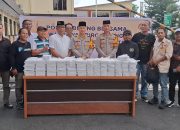 Polres dan Wartawan Bitung Bagi- Bagi Takjil, Kapolres: Simbol Kuatnya Sinergi Antara Polri dan Media.