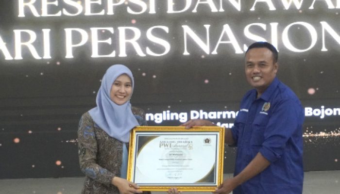 Sinar Terang Perempuan Tangguh: Sri Wahyuni Raih Penghargaan Angling Dharma PWI Award 2026