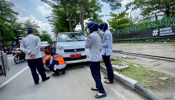 Nekat Parkir di Bahu Jalan RSUD Dr. R. Sosodoro, Satu Unit Mobil Desa Disegel Dishub