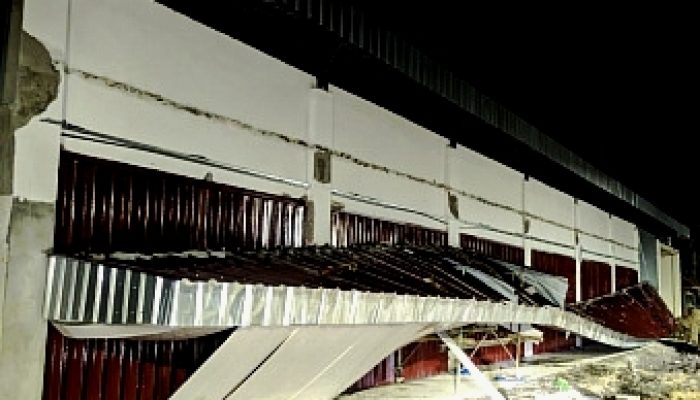 Diterjang Angin Kencang, Atap Teras Koperasi Desa Merah Putih di Padang Trucuk Ambruk