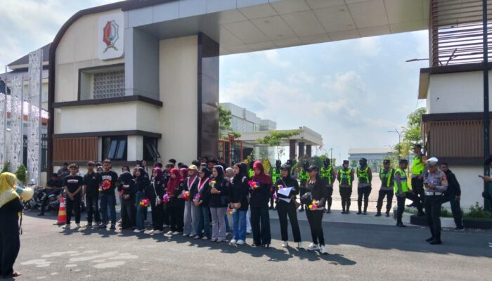 Suara Jalanan: Spirit Kartini di Depan DPRD Bojonegoro