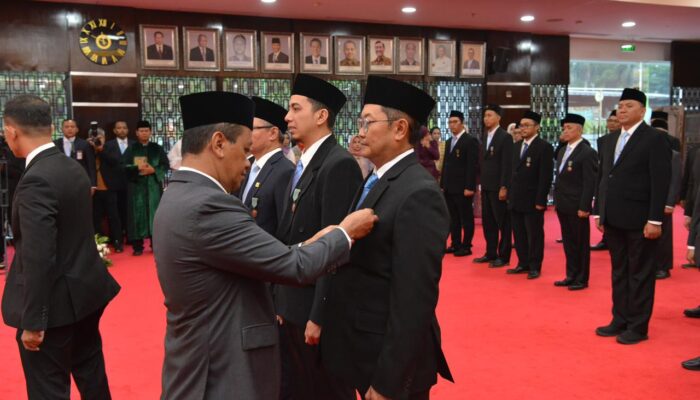 Momen Hari Buruh, 8 Insan PLN Terima Tanda Kehormatan dari Presiden RI
