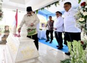 Penuh Khidmat, Presiden Prabowo Ziarah ke Makam Pahlawan Buruh Marsinah di Nganjuk