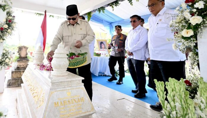 Penuh Khidmat, Presiden Prabowo Ziarah ke Makam Pahlawan Buruh Marsinah di Nganjuk