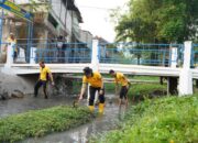 Sambut HUT Bhayangkara, Kapolres Bojonegoro Pimpin Langsung Aksi Bersih Sungai di Sumbertlaseh