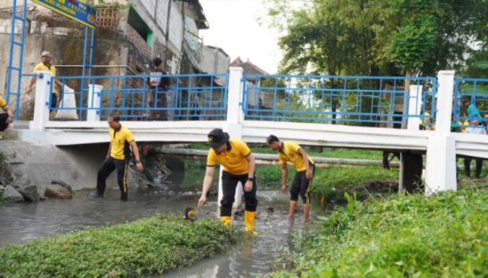 Sambut HUT Bhayangkara, Kapolres Bojonegoro Pimpin Langsung Aksi Bersih Sungai di Sumbertlaseh