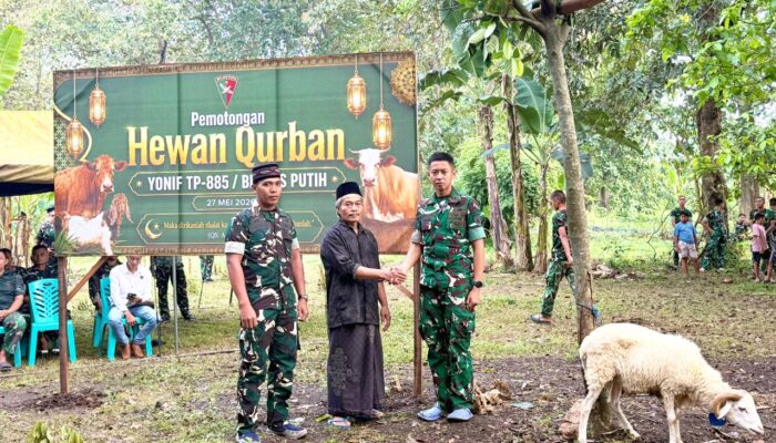 Yonif TP 885 Belibis Putih Bagikan Daging Kurban untuk Warga Bojonegoro