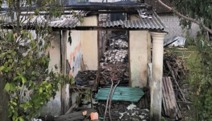 Diduga Dibakar Anak yang Gangguan Jiwa, Rumah Lansia di Kanor Bojonegoro Ludes Terbakar