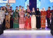 Gemerlap Catwalk BWBF 2026, Parade Evening Gown Batik Sukses Hipnotis Ribuan Pasang Mata di Alun-Alun