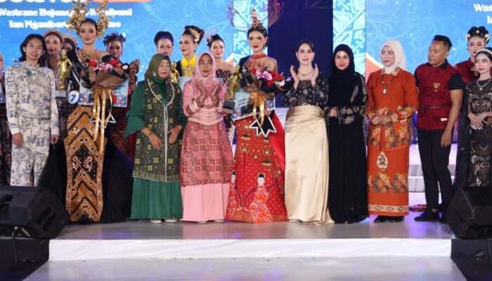 Gemerlap Catwalk BWBF 2026, Parade Evening Gown Batik Sukses Hipnotis Ribuan Pasang Mata di Alun-Alun
