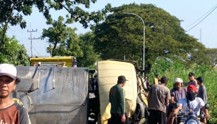 ‎Insiden Truk Tangki di Lamongan Tabrak Pohon hingga Terbalik, Sopir Diduga Mengantuk