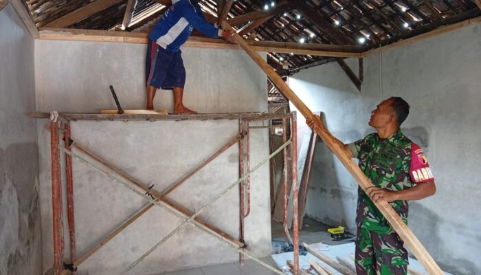 Wujud Kemanunggalan TNI, Koramil Pakel Kebut Renovasi Rumah Warga Desa Gempolan