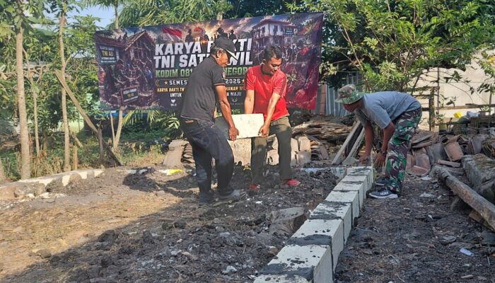 Karya Bakti Satkowil, Kodim Bojonegoro Bedah Rumah Warga Tak Layak Huni di Sendangrejo