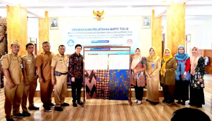 Regenerasi Perajin, Dekranasda Bojonegoro Gembleng Anak Tidak Sekolah Jadi Wirausaha Batik Tulis