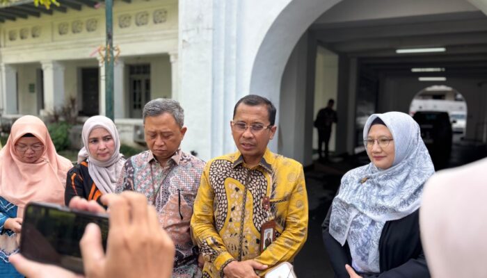 Dirut BPJS Kesehatan Bekali 96 Dokter Spesialis Baru FK UNAIR: Jaga Mutu Layanan dan Patuhi Regulasi JKN