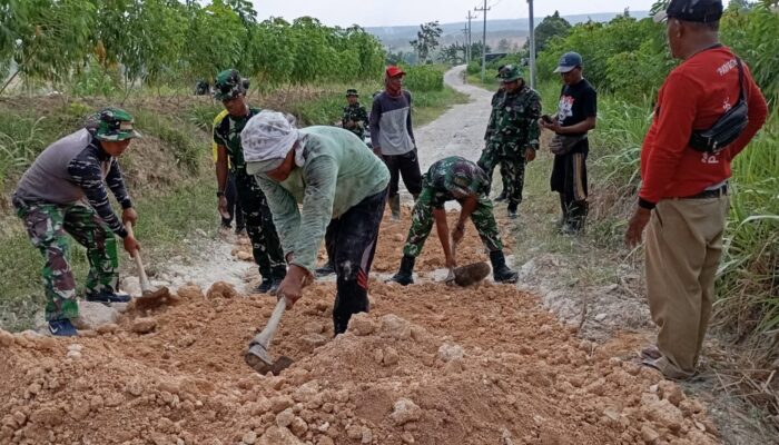 Sinergi Koramil Bubulan dan Brigif TP 33/NS Gelar Karya Bakti Perbaiki Jalan Dusun Maor