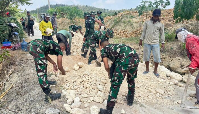 Brigif TP 33/NS Gelar Karya Bakti Penimbunan Jalan di Dusun Maor, Perkuat Akses Transportasi Warga