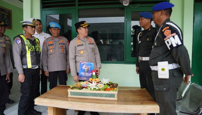 Bawa Tumpeng ke Markas Subdenpom, Kapolres Bojonegoro Beri Kejutan HUT ke-80 POMAD
