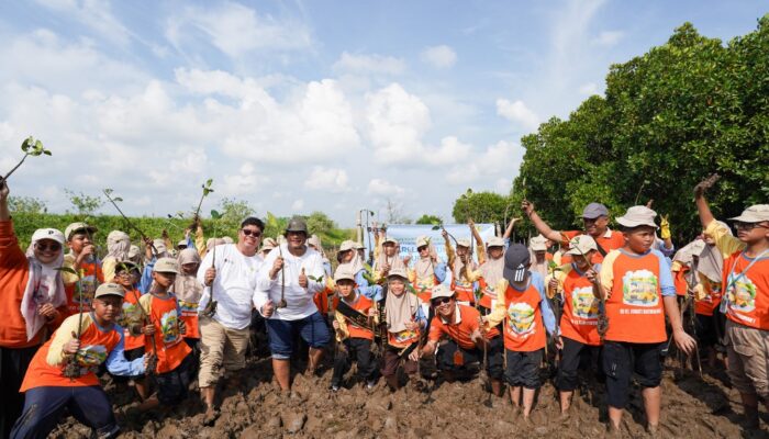 PLN Icon Plus Kenalkan Pelestarian Pesisir kepada Generasi Muda melalui Penanaman Mangrove
