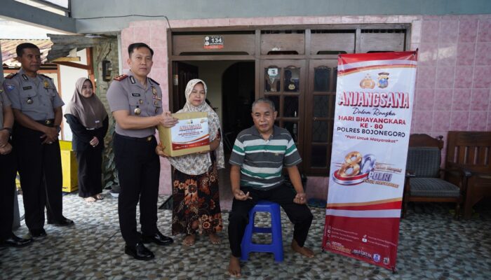 Hari Bhayangkara ke-80, Kapolres Bojonegoro Safari Anjangsana ke Kediaman Purnawirawan dan Personel Sakit