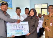 Serahkan Bantuan Alsintan, Nurul Azizah Minta Petani Bojonegoro Optimalkan Teknologi Modern