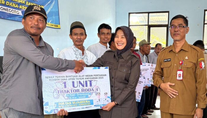 Serahkan Bantuan Alsintan, Nurul Azizah Minta Petani Bojonegoro Optimalkan Teknologi Modern