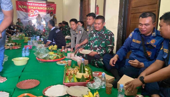 Lesehan dan Potong Tumpeng, Polsek Sumberrejo Gelar Tasyakuran Sederhana Hari Bhayangkara ke-80