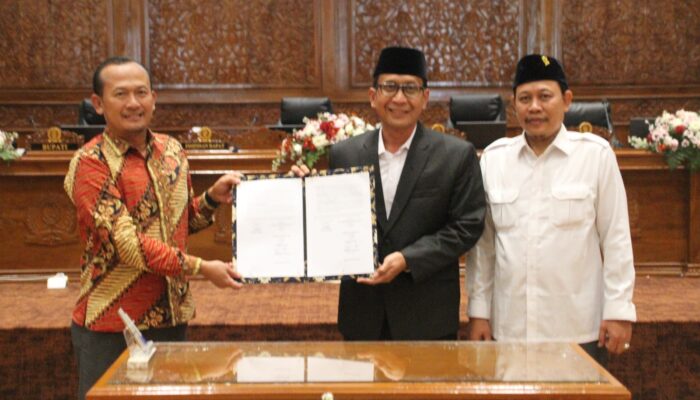 Sahkan Raperda Pertanggungjawaban APBD 2025, Bupati Setyo Wahono dan Pimpinan DPRD Teken Persetujuan Bersama
