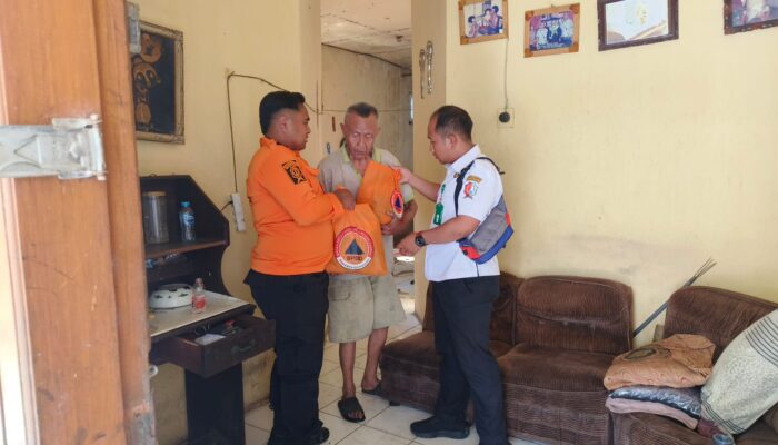 BPBD Bojonegoro Serahkan Bantuan Sembako kepada Korban Kebakaran di Kelurahan Sumbang