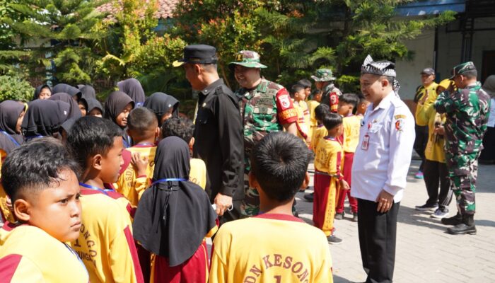 Intip Momen Hangat Personel TMMD 129 Bojonegoro Cengkerama Bareng Siswa SDN Kesongo I