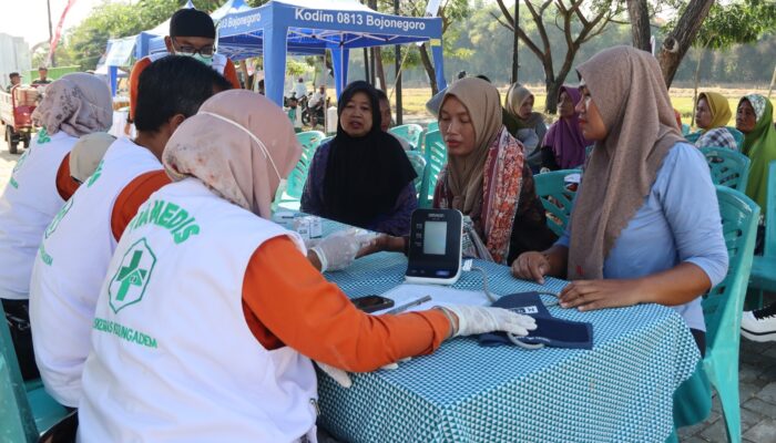 TMMD 129 Bojonegoro Jadi Magnet Warga Perbatasan: Cukup Bawa KTP, Bisa Cek Kesehatan Gratis