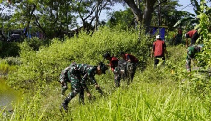Kolaborasi KKNTK Unigoro dan Satgas TMMD ke-129 Fokus Jaga Kebersihan Fasilitas Umum Desa