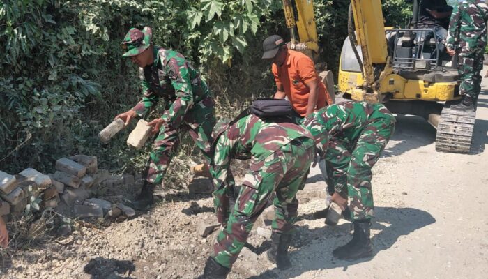 Satgas TMMD 129 Mulai Tahap Awal Pembongkaran Paving di Dusun Mundu Sebelum Rabat Beton