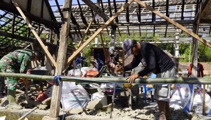 Lewat Program Aladin, Satgas TMMD 129 Bojonegoro Sulap Rumah Bapak Ladi Jadi Layak Huni