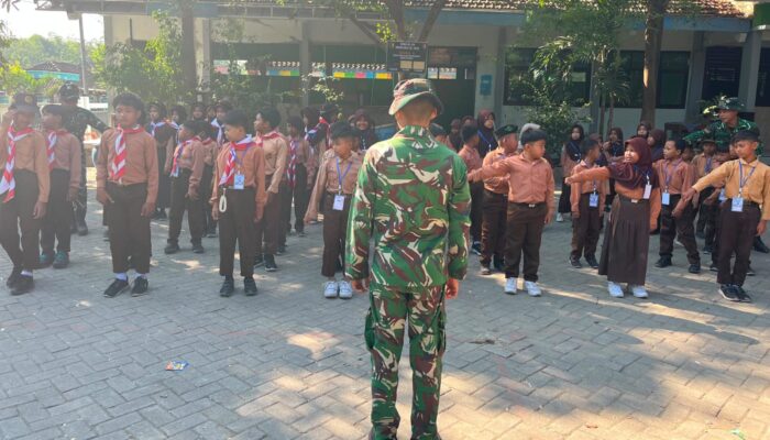 Hadap Kanan-Kiri Kerap Keliru, Aksi Seru Prajurit TNI Latih PBB Siswa SD di Arena TMMD 129
