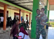 Bikin Haru! Prajurit TNI Gendong Bocah Kesongo di Sela Padatnya Agenda TMMD 129