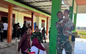 Bikin Haru! Prajurit TNI Gendong Bocah Kesongo di Sela Padatnya Agenda TMMD 129