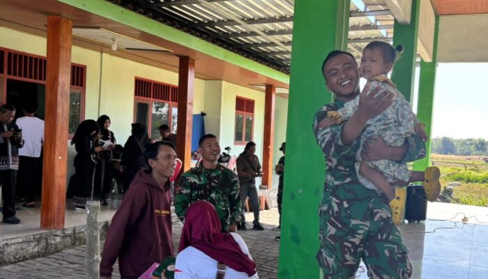 Bikin Haru! Prajurit TNI Gendong Bocah Kesongo di Sela Padatnya Agenda TMMD 129